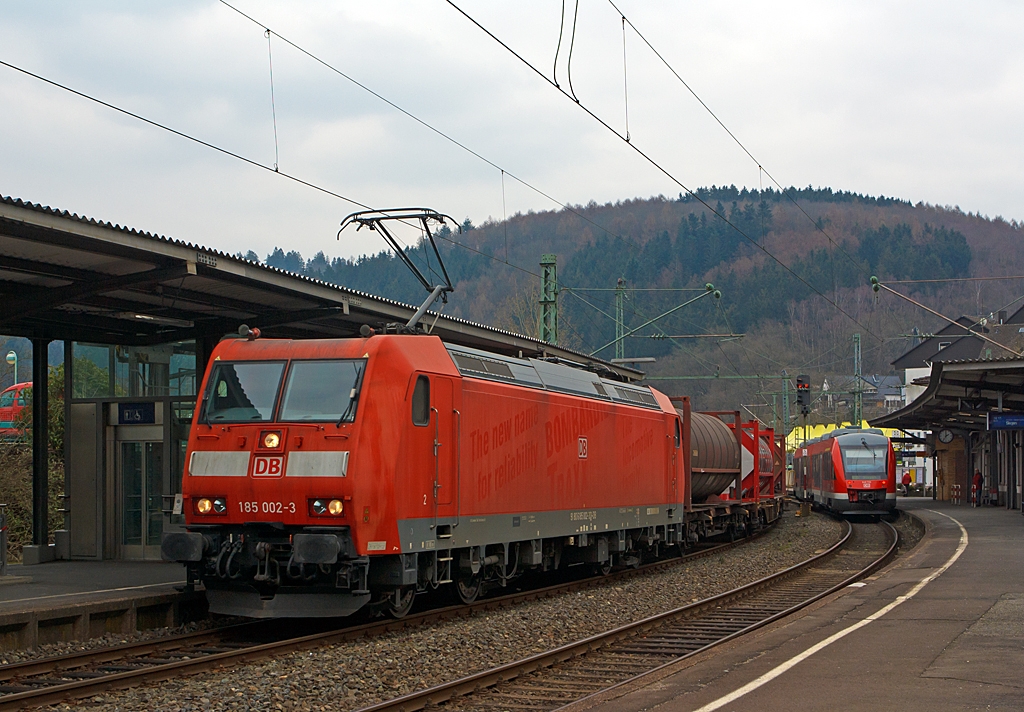 Die 185 002-3  (eine Bombardier TRAXX F140 AC 1) der DB Schenker Rail zieht am 28.03.2013 einen gemischten Gterzug durch den Bahnhof Betzdorf Sieg in Richtung Kln.

Rechts auf Gleis 105 hlt gerade 648 205 / 705 (ein Alstom Coradia LINT 41) der DreiLnderBahn als RB 95 (Betzdorf-Siegen).