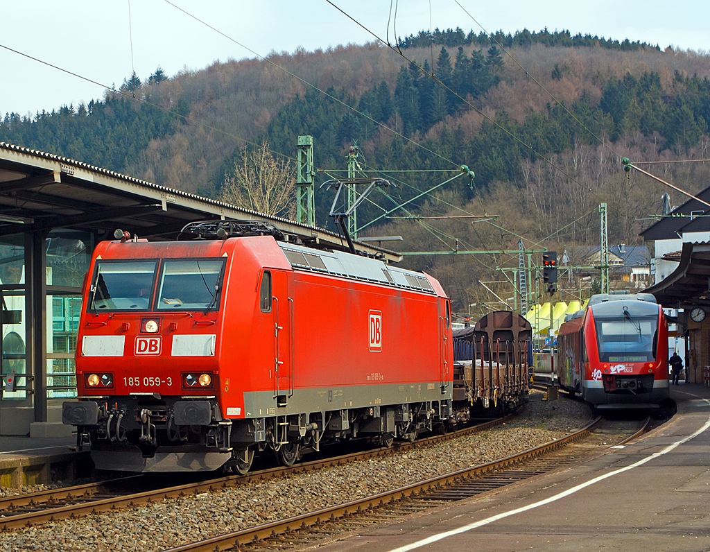 Die 185 059-3  (eine Bombardier TRAXX F140 AC 1) der DB Schenker Rail zieht am 25.03.2013 einen gemischten Gterzug durch den Bahnhof Betzdorf Sieg in Richtung Kln.
Rechts auf Gleis 105 hlt gerade 648 707 / 207 (ein Alstom Coradia LINT 41) der DreiLnderBahn als RB 95 (Betzdorf-Siegen).