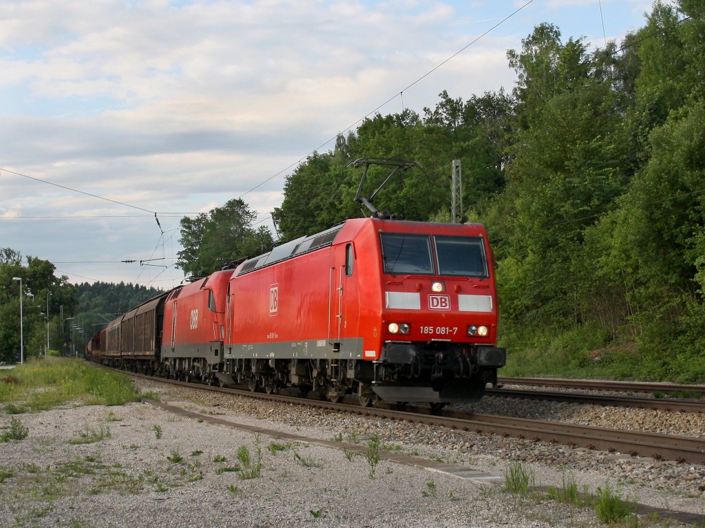 Die 185 081 und eine 1116 am 05.06.2011 mit einem Gterzug bei der Durchfahrt in Aling. 
