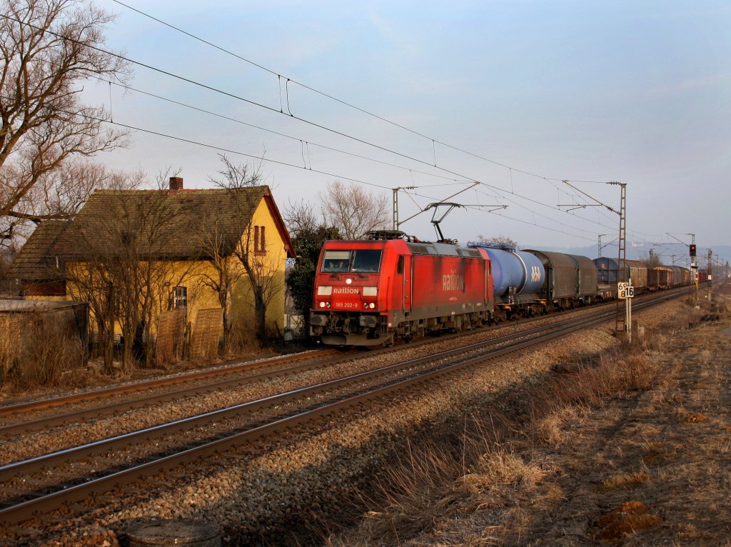 Die 185 202 am 05.03.2011 mit einem Gterzug unterwegs bei Plling. 
