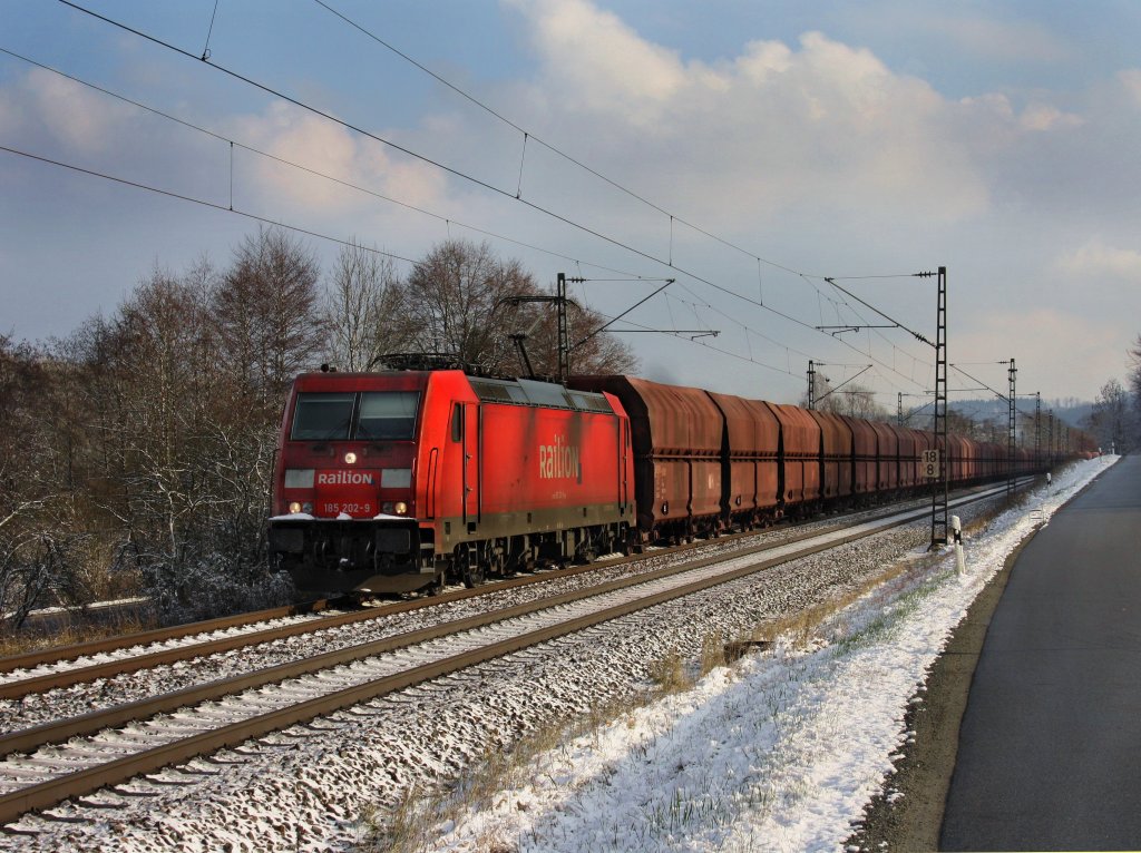 Die 185 202 am 27.11.2010 mit einem Erzzug unterwegs bei Vilshofen. 
