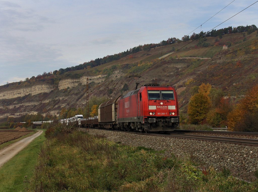 Die 185 260 am 30.10.2010 mit einem Gterzug unterwegs bei Thngersheim. 
