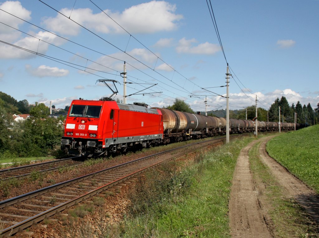 Die 185 353 am 10.09.2011 mit einem Kesselwagenzug unterwegs bei Ingling.
