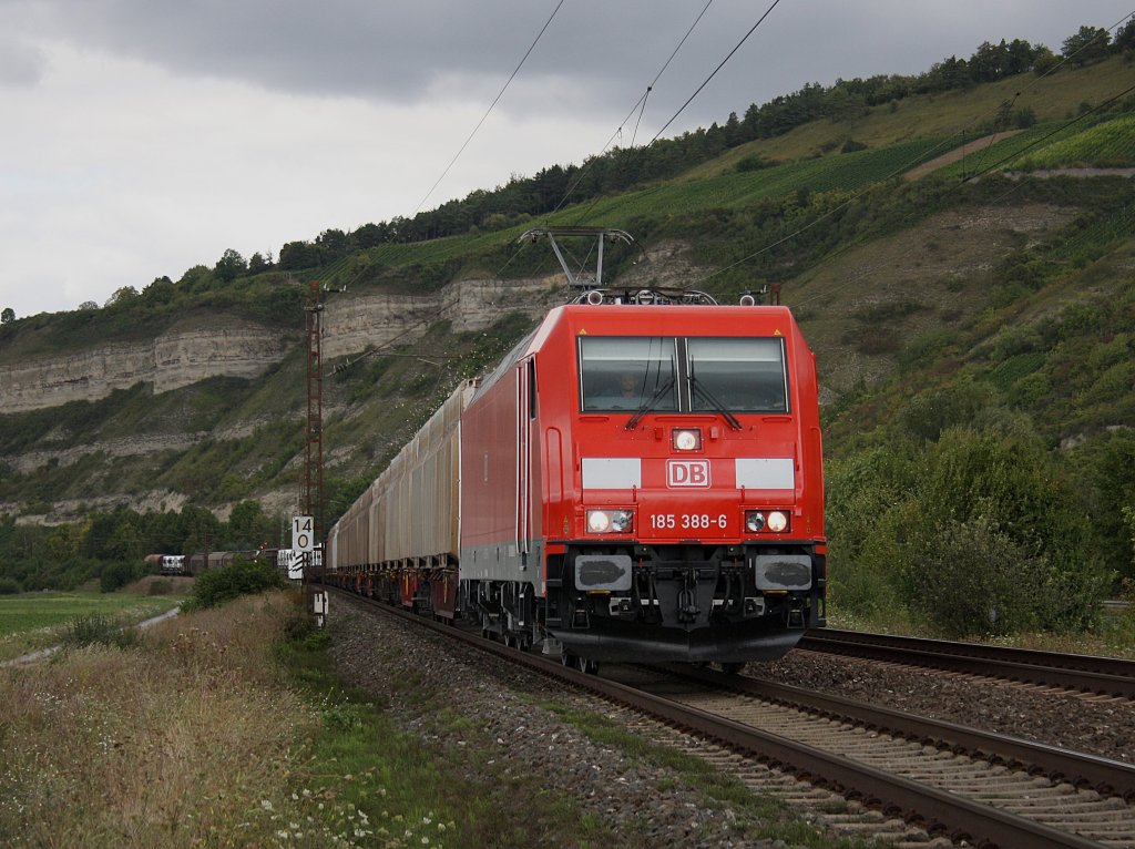 Die 185 388 mit einem Gterzug am 29.08.2009 unterwegs bei Thngersheim. 
