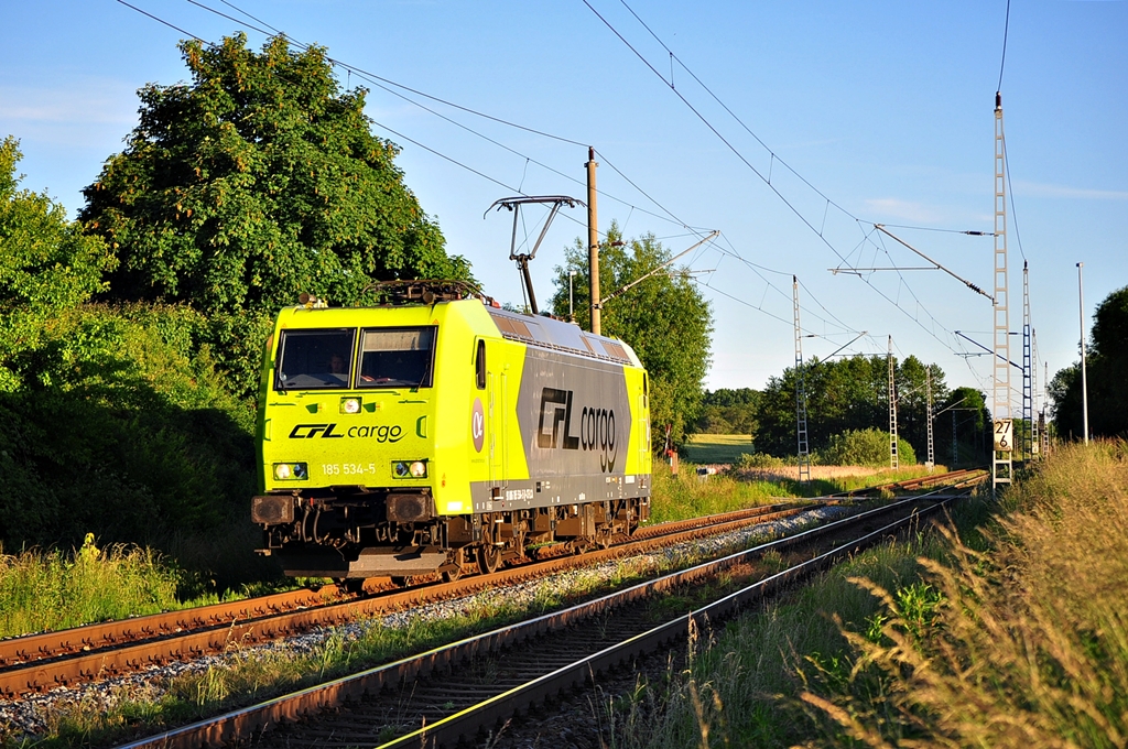 Die 185 534 von CFL-Vargo rollt am 10.06.2013 im letzten Licht durch Sildemow weiter in Richtung Stralsund.