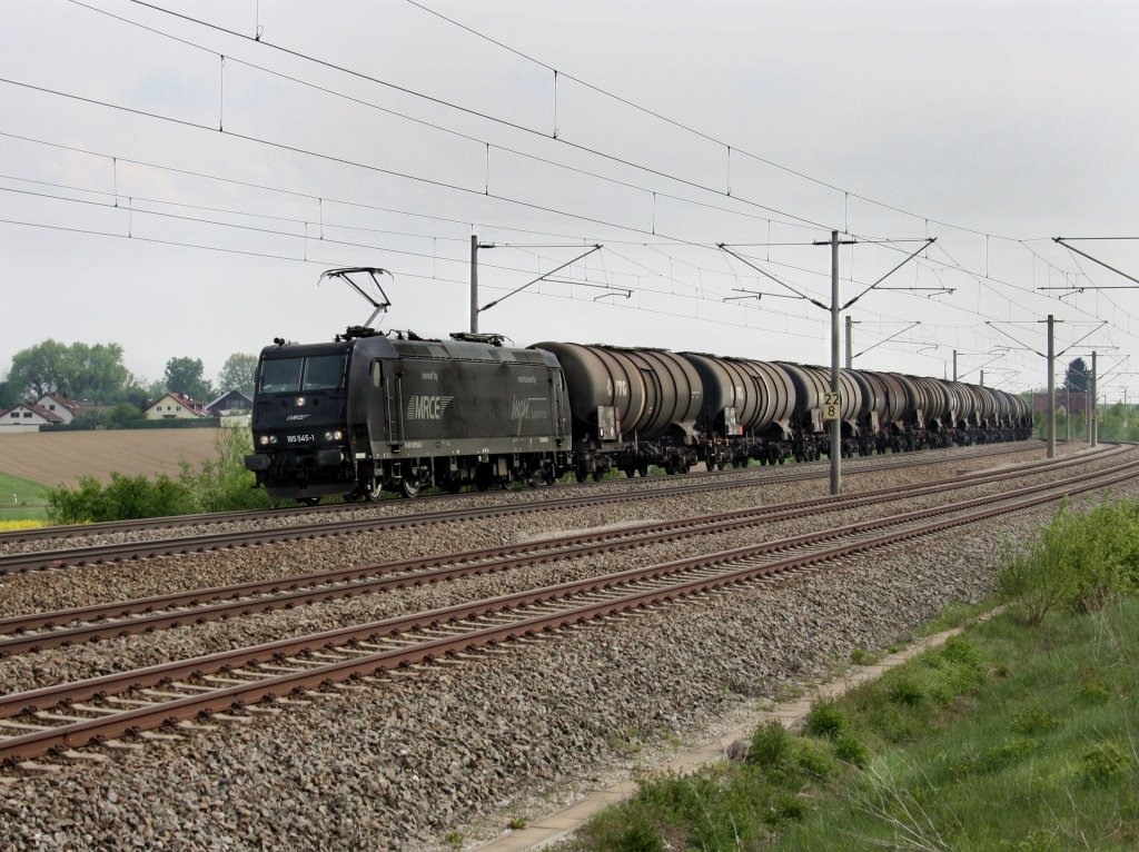 Die 185 545 mit einem Kesselwagenzug am 28.04.2011 unterwegs bei Hebertshausen. 
