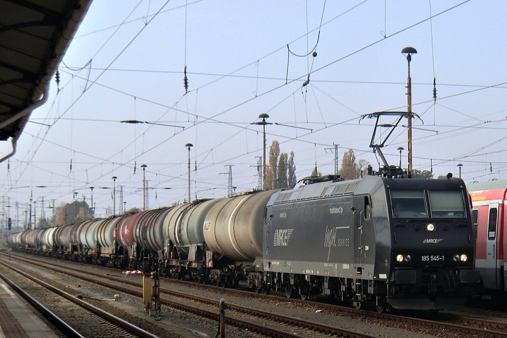 Die 185 545 der MRCE mit einem Kesselwagenzug in Cottbus HBF auf dem Weg nach Frankfurt (Oder) am 29.10.2011