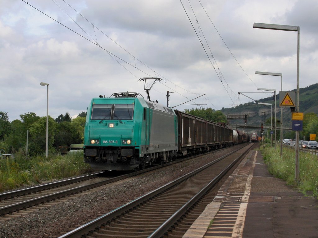 Die 185 607 am 30.07.2011 mit einem Gterzug bei der Durchfahrt in Thngersheim. 
