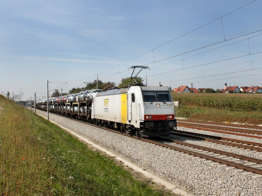 Die 185 637 am 24.09.2011 mit einem Autozug unterwegs bei Hattenhofen.