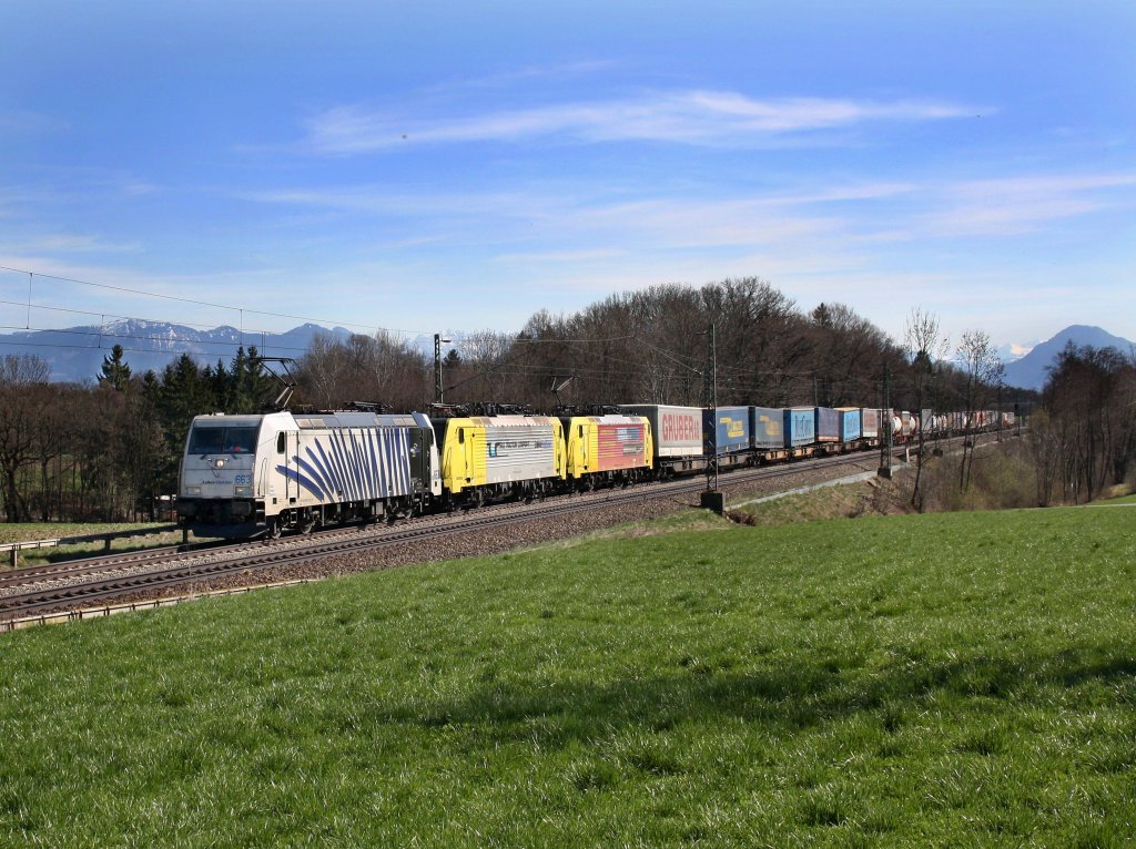 Die 185 663 mit der ES 64 F4-005 und der ES 64 F4-007 am 02.04.2011 mit einem KLV-Zug unterwegs bei Hilperting. 
