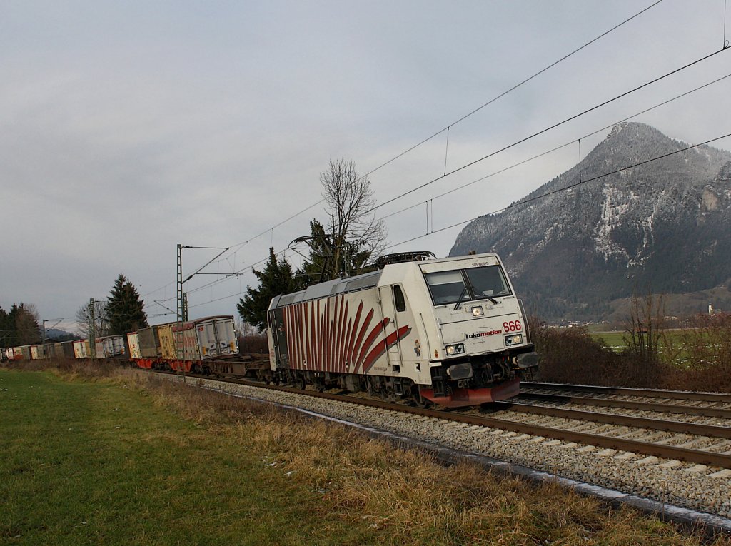 Die 185 666 von Lokomotion mit einem KLV-Zug unterwegs bei Niederaudorf. 
