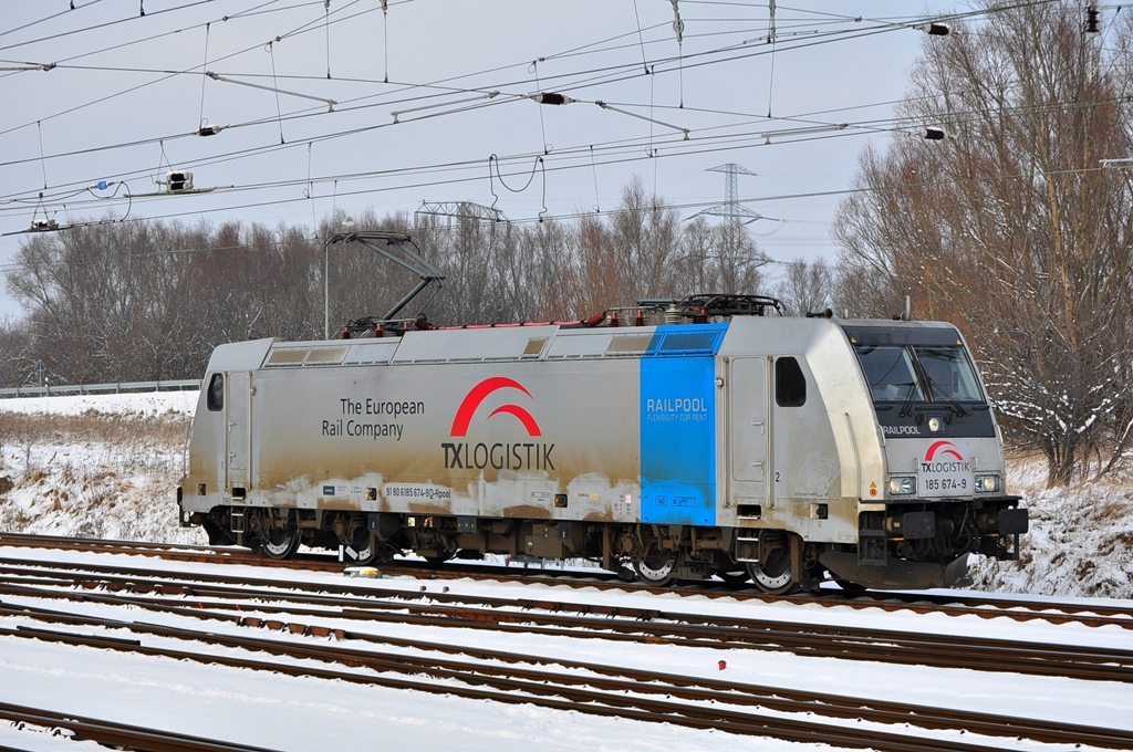 Die 185 674 zeigt sich am 05.02.2012 in Rostock-Seehafen.