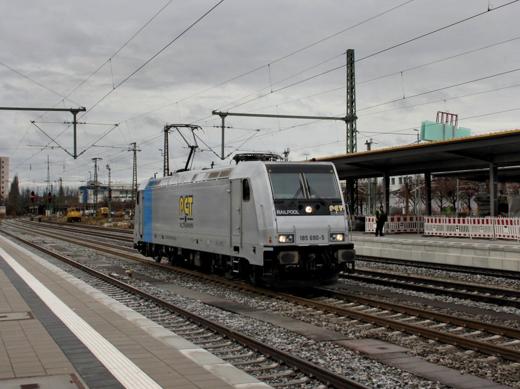 Die 185 690 am 04.12.2011 bei der Durchfahrt in Mnchen Ost.