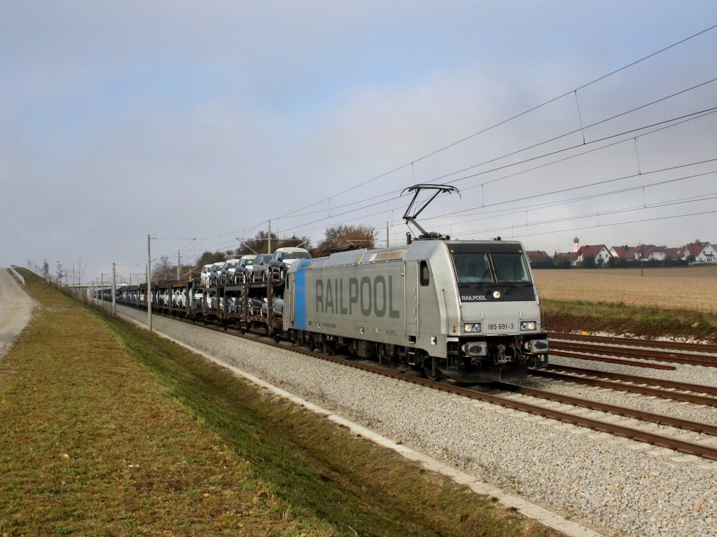 Die 185 691 am 29.10.2011 mit einem Autozug unterwegs bei Hattenhofen.