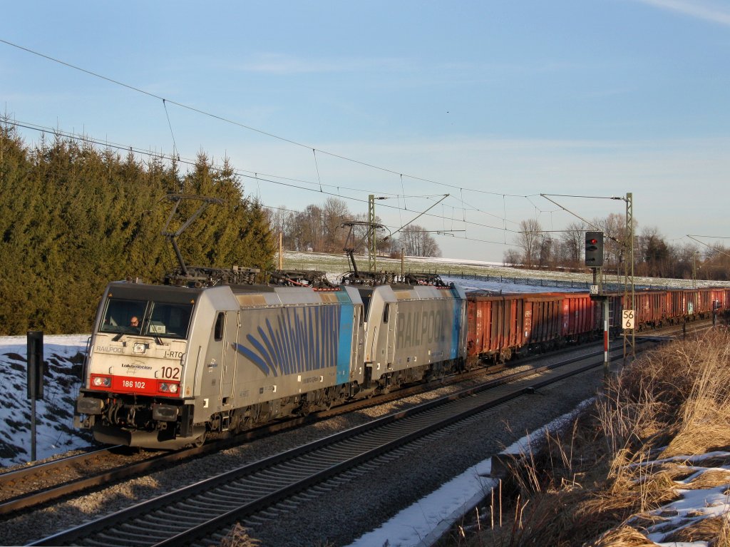 Die 186 102 und die 186 105 am 06.02.2011 mit einem Stahlschrottzug unterwegs bei Grokarolinenfeld (B Vogl).
