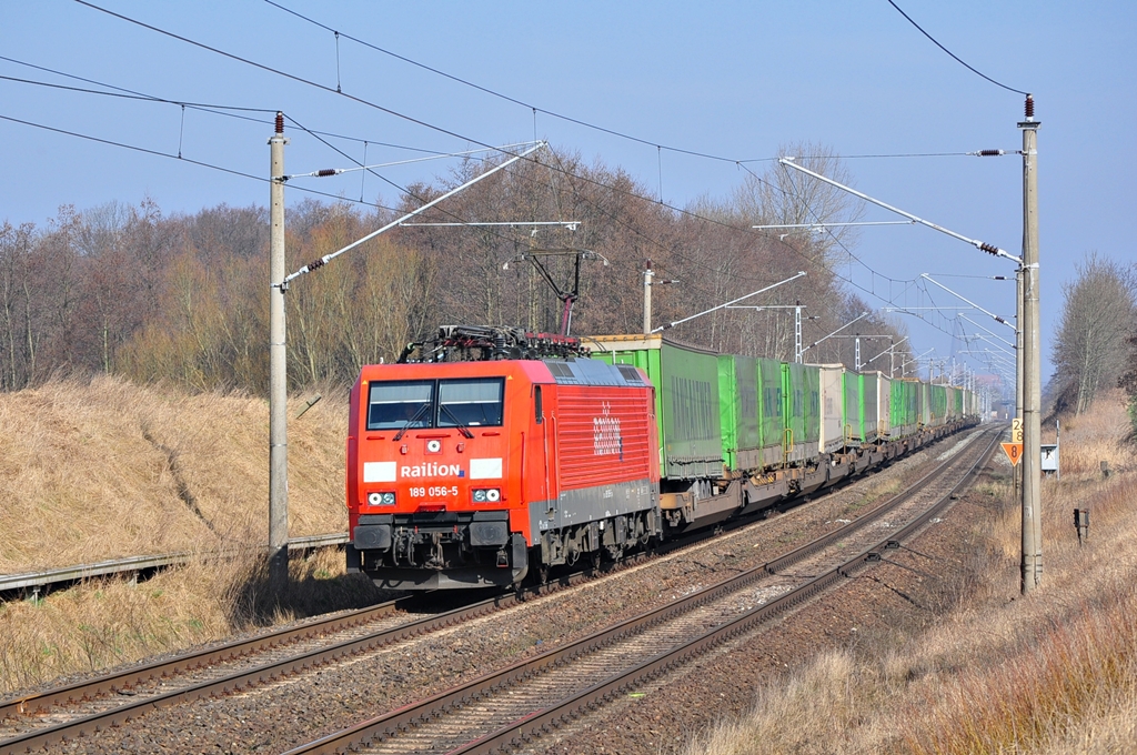 Die 189 056 ist am 16.03.2012 damit beschftigt den KT 42149(Rostock Seehafen-Verona Q.E) zu befrdern.Sehr zur Freude des Fotografen wurde sie in Sildemow geknipst.