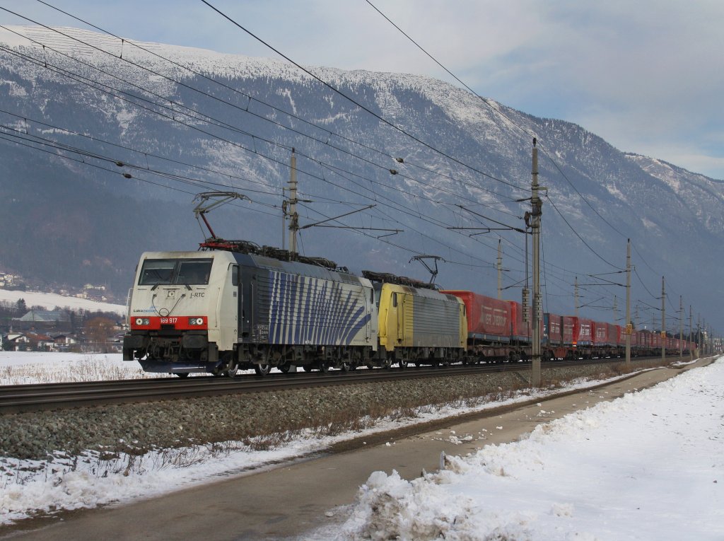 Die 189 917 und der ES 64 F4-031 am 29.01.2011 mit dem Winner KLV-Zug unterwegs bei Schwaz. 
