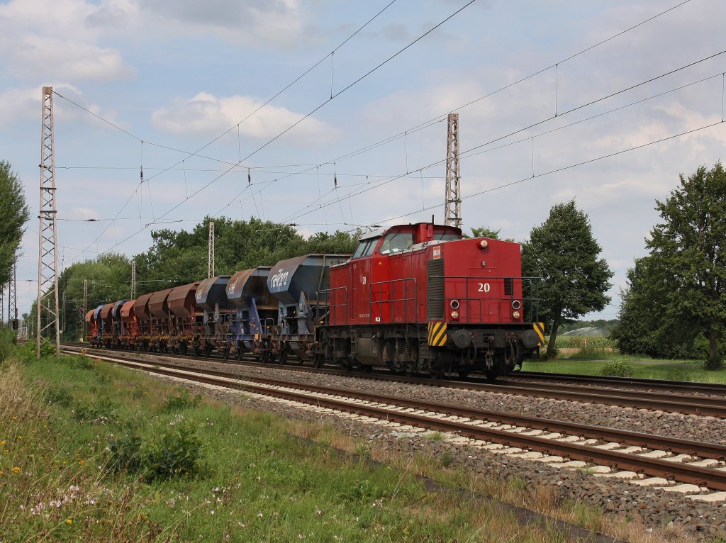 Die 203 122 am 11.08.2010 mit einem Schotterzug unterwegs bei Drverden. 