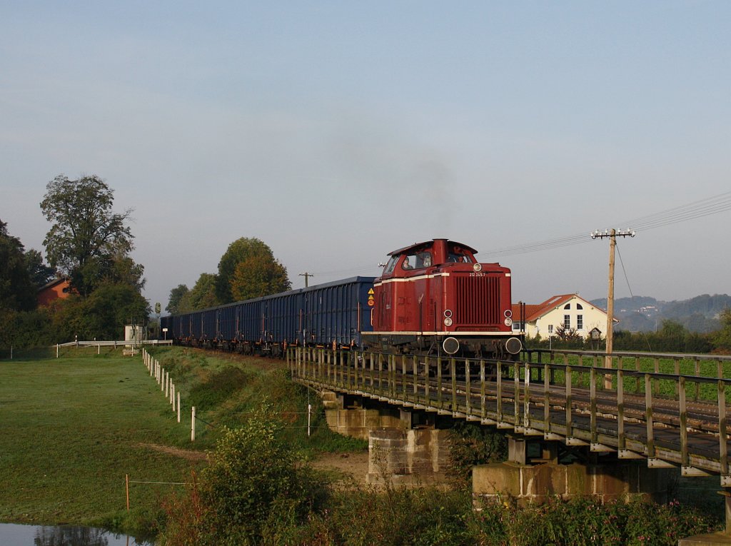 Die 212 249 von Lokomotion mit einem Kohlezug nach Pocking unterwegs am 26.09.2009 auf der Rottalbahn bei Anzenkirchen. 
