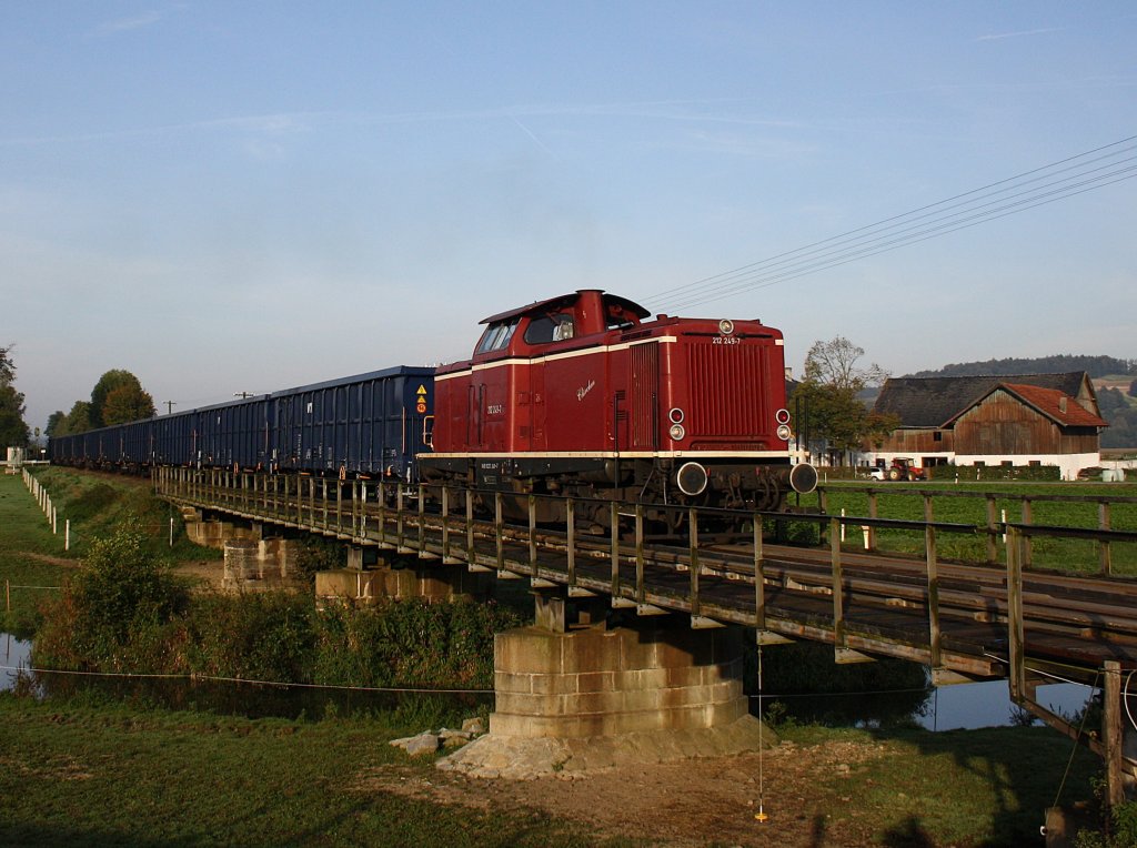 Die 212 249 von Lokomotion mit einem Kohlezug nach Pocking unterwegs am 26.09.2009 auf der Rottalbahn bei Anzenkirchen. 
