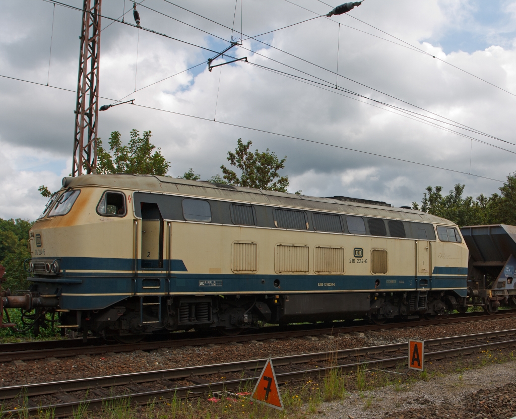 Die 216 224-6 der EBM Cargo (Gummersbach), hat gerade Pause, am 05.08.2011 in Wilnsdorf-Rudersdorf (KBS 445). Die Lok wurde 1968 bei Krupp unter der Fabriknummer 4885 gebaut. 