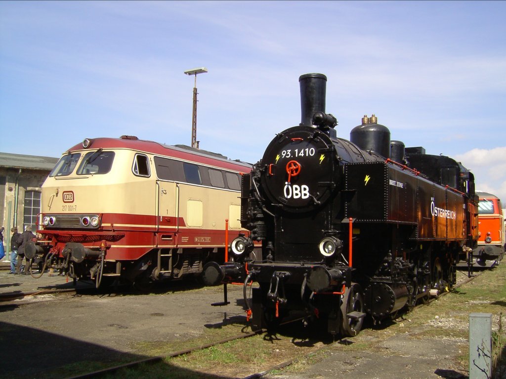 Die 217 001 und die 93 1410 am 24.03.2008 bei Diesellok Fes im Bahnpark Augsburg.
