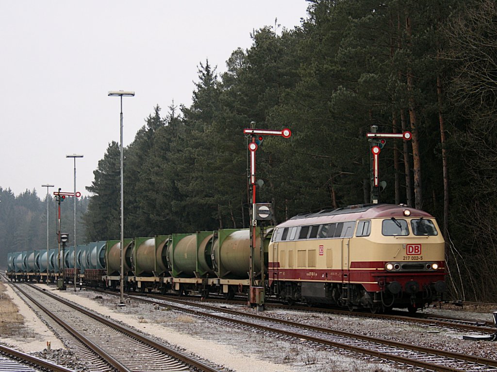 Die 217 002 am 02.01.2009 mit dem Mllzug bei der Einfahrt in Kastl.