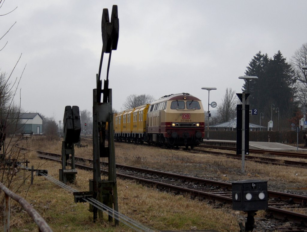 Die 217 002 am 06.02.2009 mit einem Schienenschleifzug in Pfarrkirchen.
