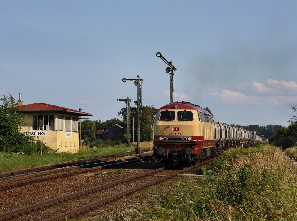 Die 217 002 am 09.08.2010 mit dem Saalerkalkzug bei der Ausfahrt aus Tling.
