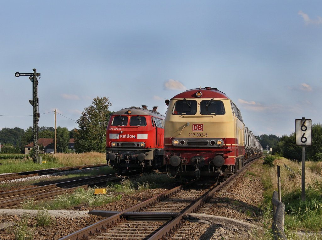 Die 217 002 am 09.08.2010 mit dem Saaler Kaaler Kalkzug in Tling und neben an die 225 030.
