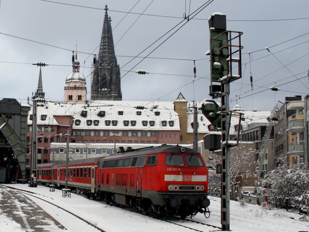 Die 218 137 am 05.01.2009 mit einer RB bei der Einfahrt in den Klner Hbf. 
