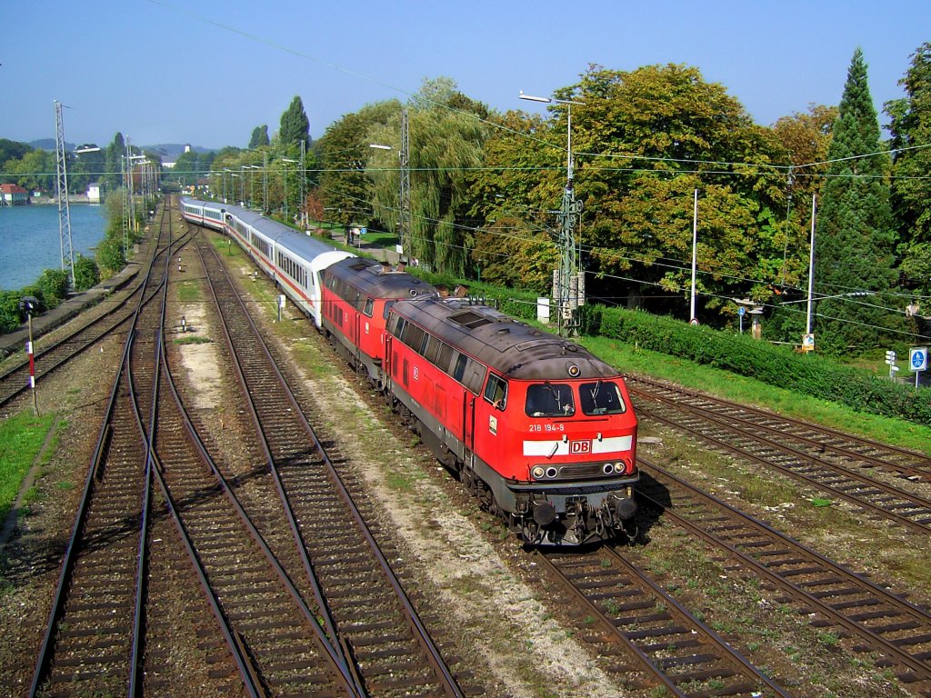 Die 218 194 und einem Weitere am 30.08.2008 mit einem IC bei der Einfahrt in den Lindauer Hbf. 
