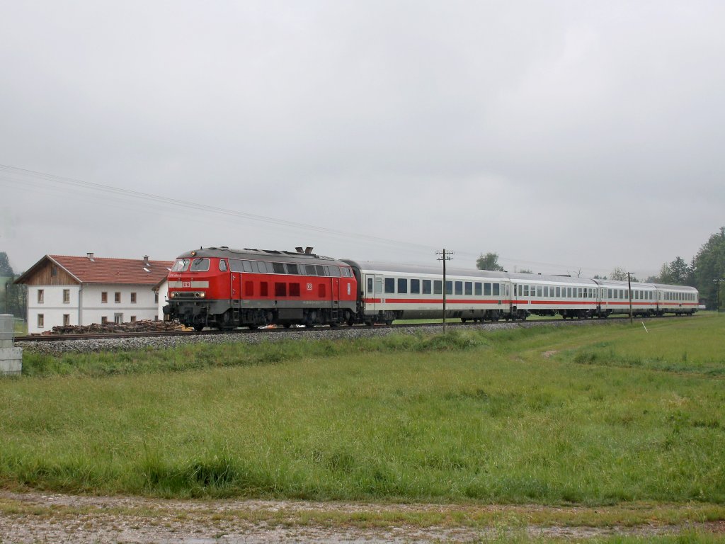 Die 218 404 am 28.05.2011 mit dem IC Rottalerland unterwegs bei Massing