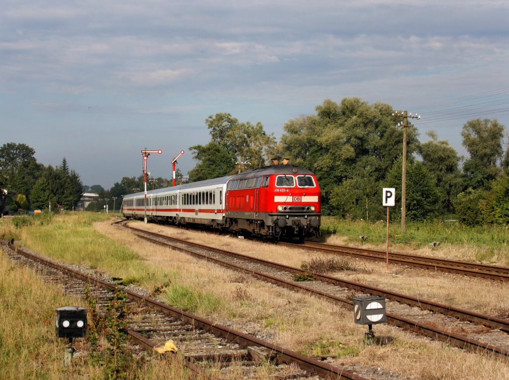 Die 218 422 mit dem IC Rottalerland am 17.09.2011 bei der Einfahrt in Karpfham.
