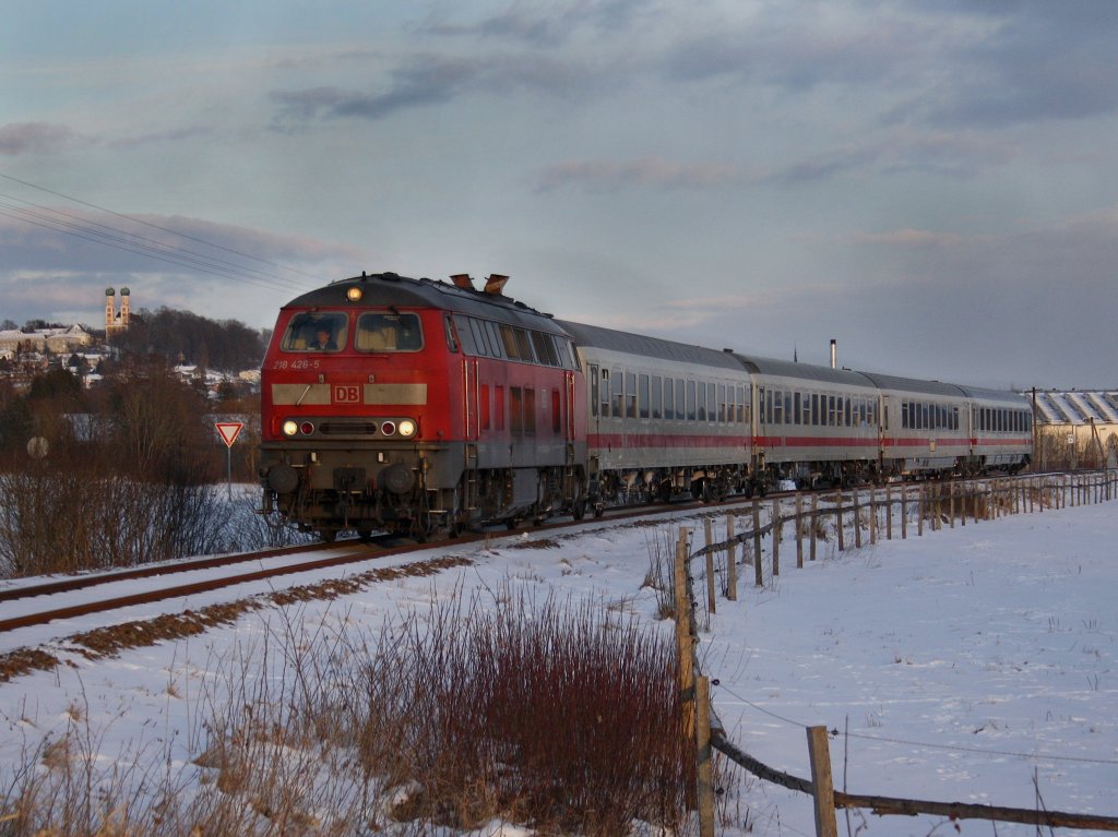 Die 218 426 mit dem IC Rottalerland am 30.01.2010 unterwegs bei Pfarrkirchen. 
