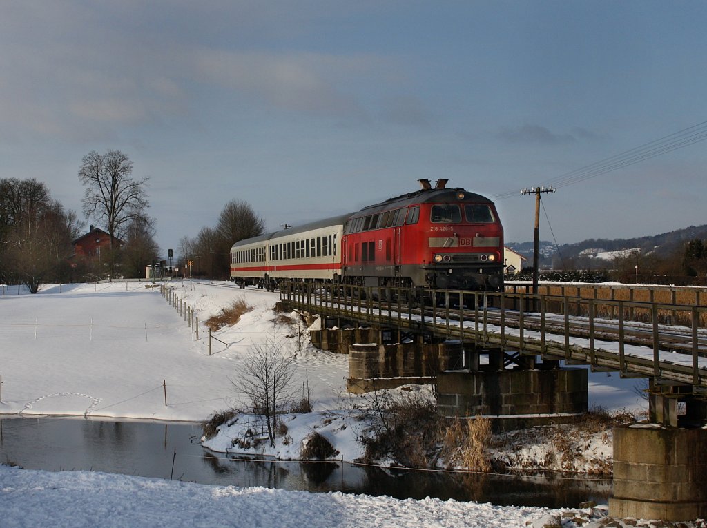 Die 218 426 mit dem IC Rottalerland mit nur zwei Bimz am 30.01.2010 unterwegs bei Anzenkirchen.
 