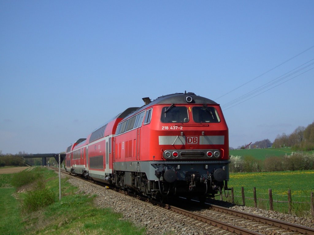 Die 218 437 mit einer Sonder RB am 20.04.2008 bei Pfarrkirchen. 
