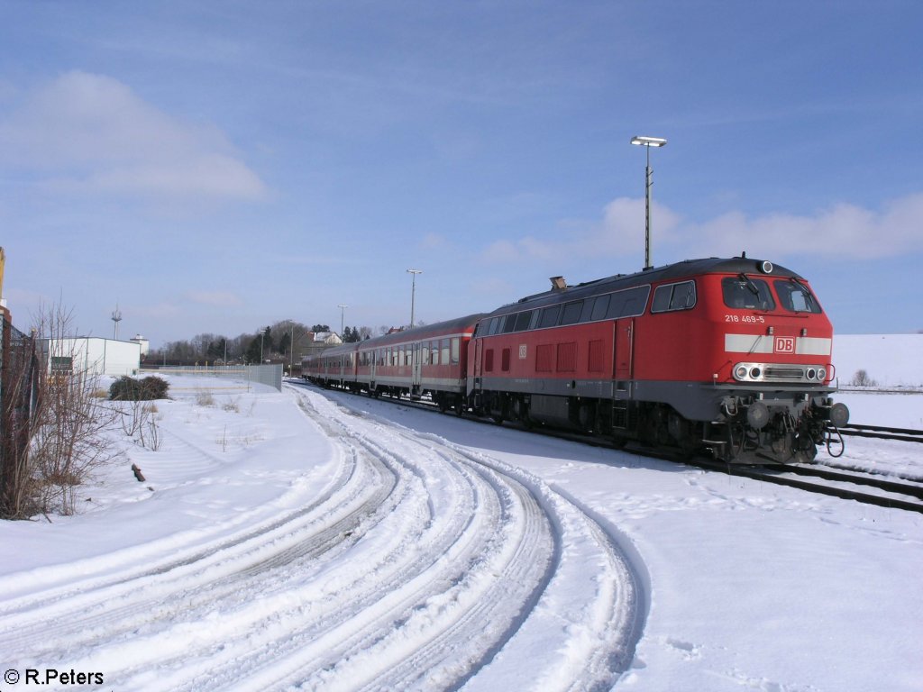 Die 218 469-5 wartete ausserhalb von Buchloe mit einer RB auf ihre Rckfahrt.