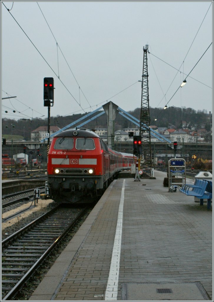 Die 218 475-2 erreicht mit einem Nahverkehrszug Ulm Hbf. 
16. Nov. 2010