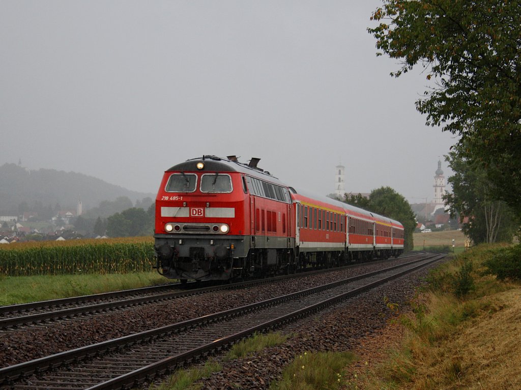 Die 218 485 am 04.09.2009 mit dem Prager nach Nrnberg unterwegs bei Sulzbach Rosenberg. 