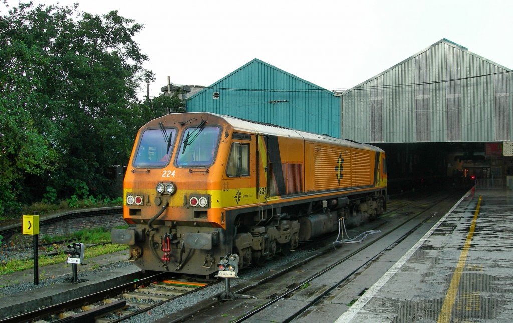 Die  224  im berraschend kleinen (und nicht sehr einladenden Bahnhof von Galway am 6. Okt. 2006