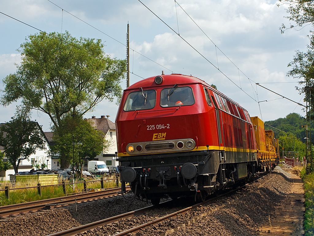 Die 225 094-2 der EBM Cargo (Gummersbach) ex DB 225 094-2, ex DB 215 094-4 im Bauzugdienst am 13.07.2013 in Katzenfurt (Lahn-Dill-Kreis), an der KBS 445 (Dillstrecke) km 139,2, hier waren große Gleiserneuerungen.

Die V 160 wurde 1970 bei Henschel in Kassel unter der Fabriknummer 31450 gebaut und als 215 094-4 an die DB geliefert. Im Jahr 2001 erfolgte der Umbau und Umbezeichnung in 225 094-2 und 2012 kam sie dann zur EBM (NVR-Nummer 92 80 1225 094-2 D-EBM).

Technische Daten der Lok, welche weitestgehend denen der Baureihe 215 entsprechen, da diese daraus hervorging.
Anzahl umgebauter Loks:  74
Achsformel:  B'B'
Spurweite:  1.435 mm
Länge:  16.400 mm
Drehzapfenabstand:  8.600 mm
Drehgestellachsstand:  2.800 mm
Gesamtradstand: 11.400 mm
Gewicht: 79 Tonnen
Radsatzfahrmasse:  20,0 Tonnen
Höchstgeschwindigkeit: 140 km/h (90 km/h im Rangiergang) Motorentyp: MTU MB 16V 652 TB 10 (ein V16-Zylinder-Diesel-Motor), 
dieser Motor war leistungsschwächer aber zuverlässiger als der in anderen Maschinen verbaute MTU 12V 956 TB Motor mit 2.500 PS.
Dauerleistung: 1.397 kW (1.900 PS)
Nenndrehzahl: 1500 min-1
Leistungsübertragung: hydraulisch 
Getriebe: Voith L 820 brs  
