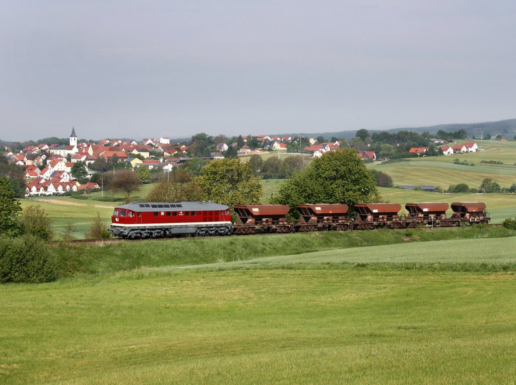 Die 232 088 am 21.05.2011 mit einem Schotterzug unterwegs bei Gebenbach. 