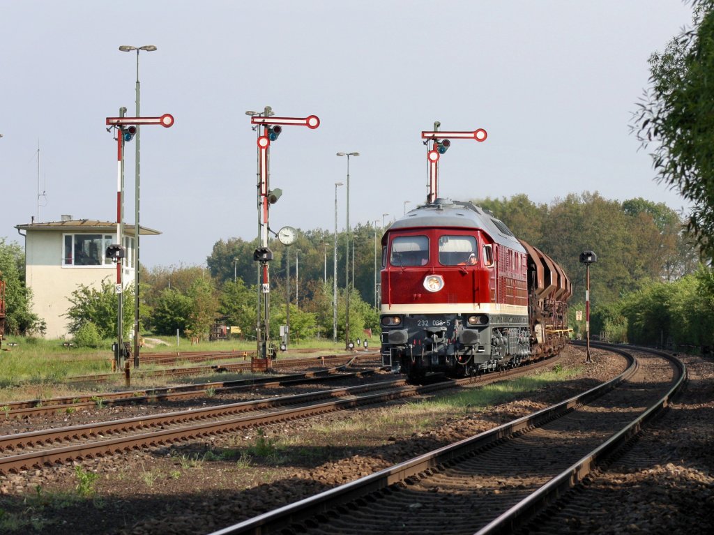 Die 232 088 am 21.05.2011 mit einem Schotterzug bei der Durchfahrt in Luitpoldhtte. 