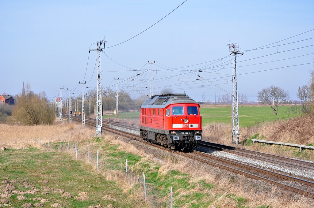 Die 233 285 rollt am 27.03.2012 als Lz durch Sildemow in Richtung Btzow.