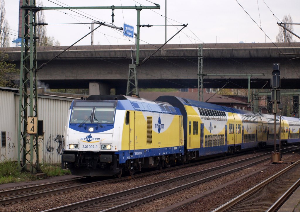 Die 246 007-9  Himmelpforten  brachte 10 Doppelstockwagen vom EVB BW aus Bremervrde nach Uelzen durch den Bahnhof Hamburg-Harburg am 24.4.