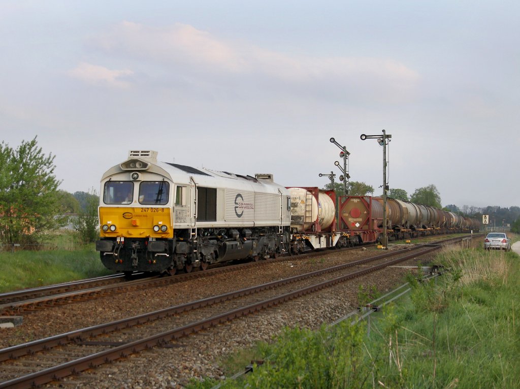 Die 247 026 am 26.04.2011 mit einem Gterzug bei der Durchfahrt in Tling. 