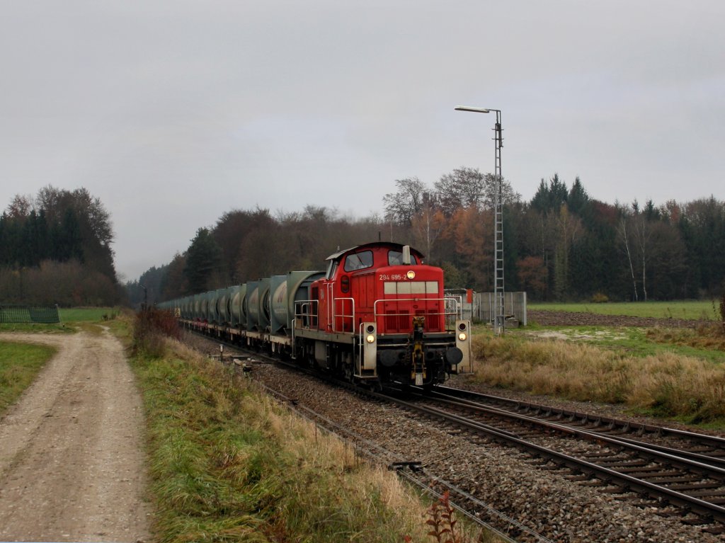 Die 294 695 am 11.11.2011 mit einem Mllzug bei der Einfahrt in Tling.