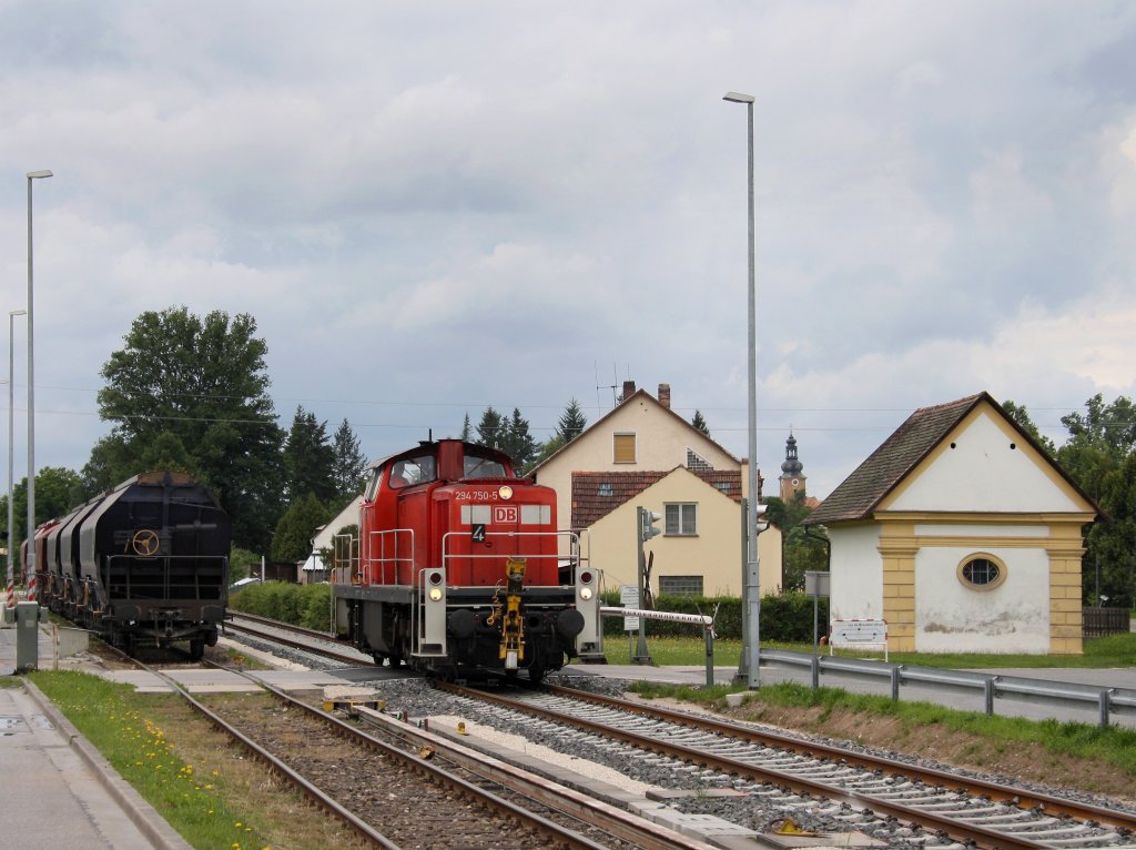 Die 294 750 am 24.06.2011 unterwegs bei Hirschau.
