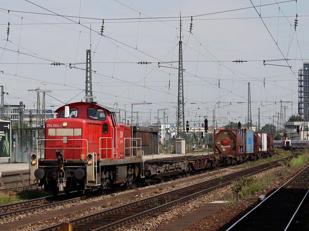 Die 294 864 am 28.08.2009 mit einem KLV Zug bei der Durchfahrt in Mnchen Ost.
